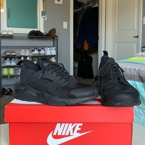 solid black huaraches